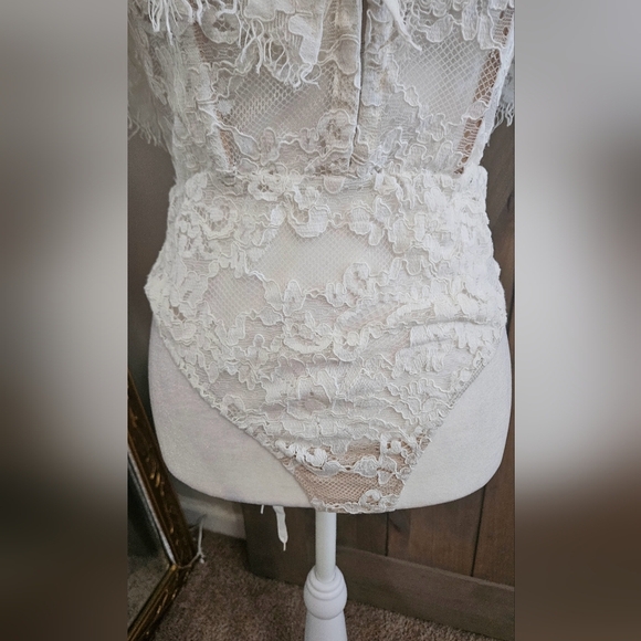 NBD×NAVEN Naven Allie Corset Lace Bodysuit in White. Size Medium - Picture 5 of 16